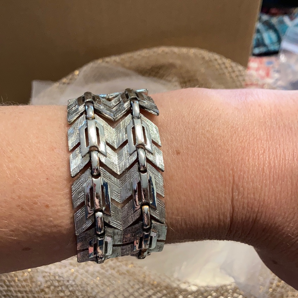 Lisner Vintage Silver Tone Bracelet 8$